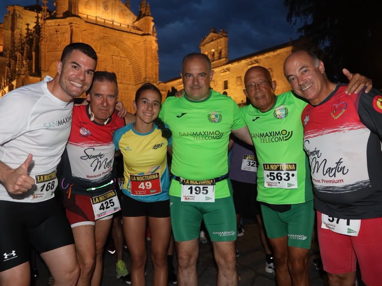 Grupo de corredores listos para participar en la carrera nocturna en Salamanca