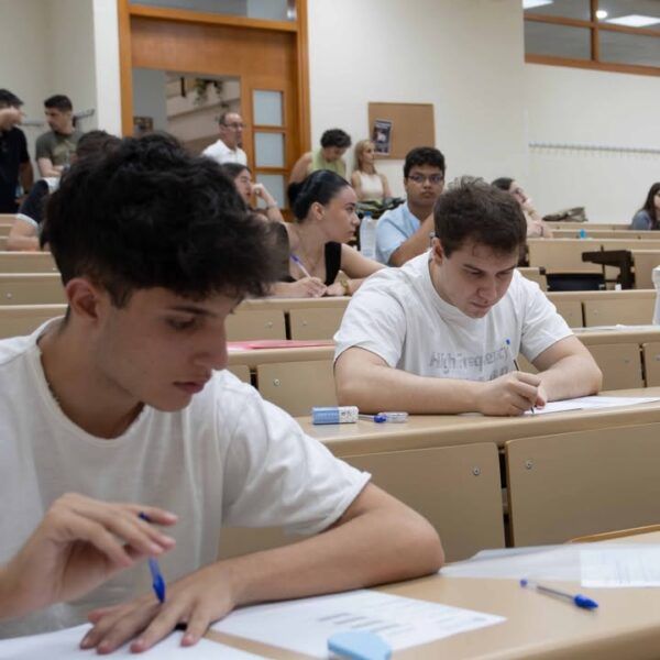 Estudiantes realizando la Prueba de Acceso a la Universidad en un aula