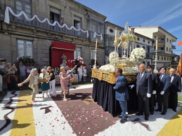 Participantes en la celebración del Corpus de Béjar con un paso religioso decorado