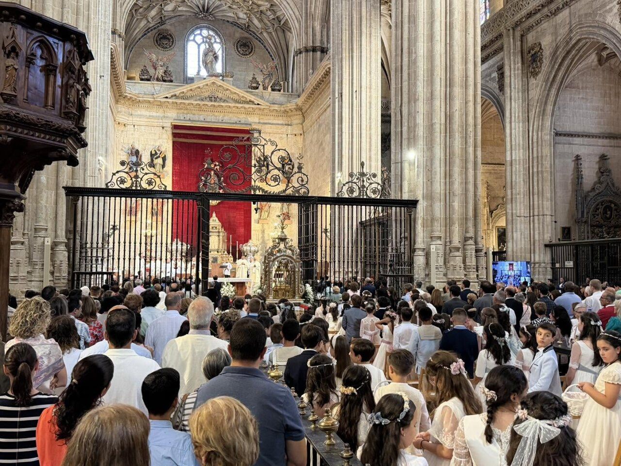 Multitud en la celebración del Corpus Christi en la Catedral de Salamanca