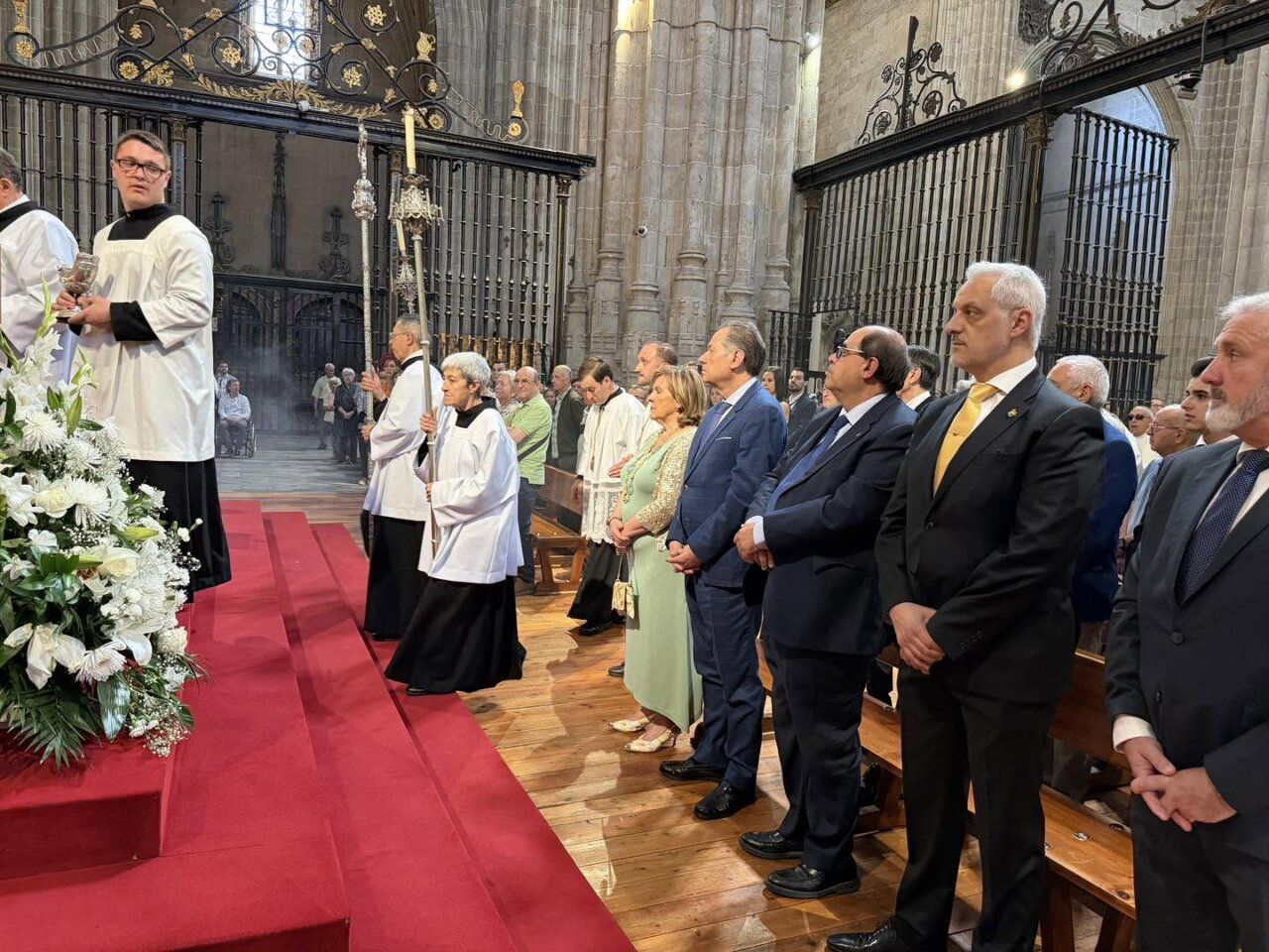 Representación municipal durante la celebración del Corpus Christi en la Catedral de Salamanca