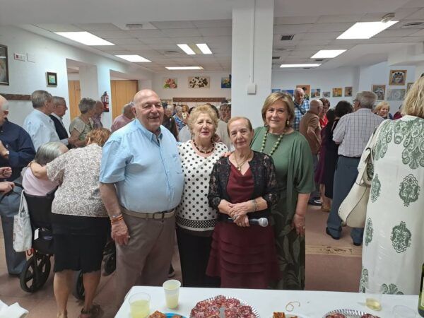 Grupo de mayores disfrutando en la celebración en La Golondrina