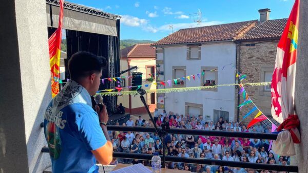 Joven dando un pregón en la celebración de San Juan en Navasfrías