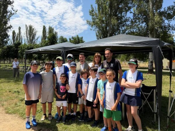 Grupo de niños y adultos en el IV Torneo de Tenis en Salamanca