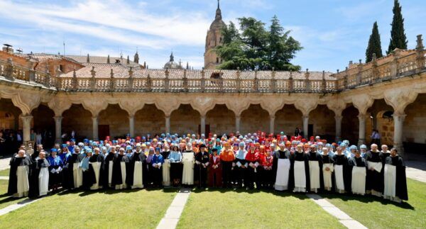 Grupo de estudiantes y académicos en la Universidad de Salamanca