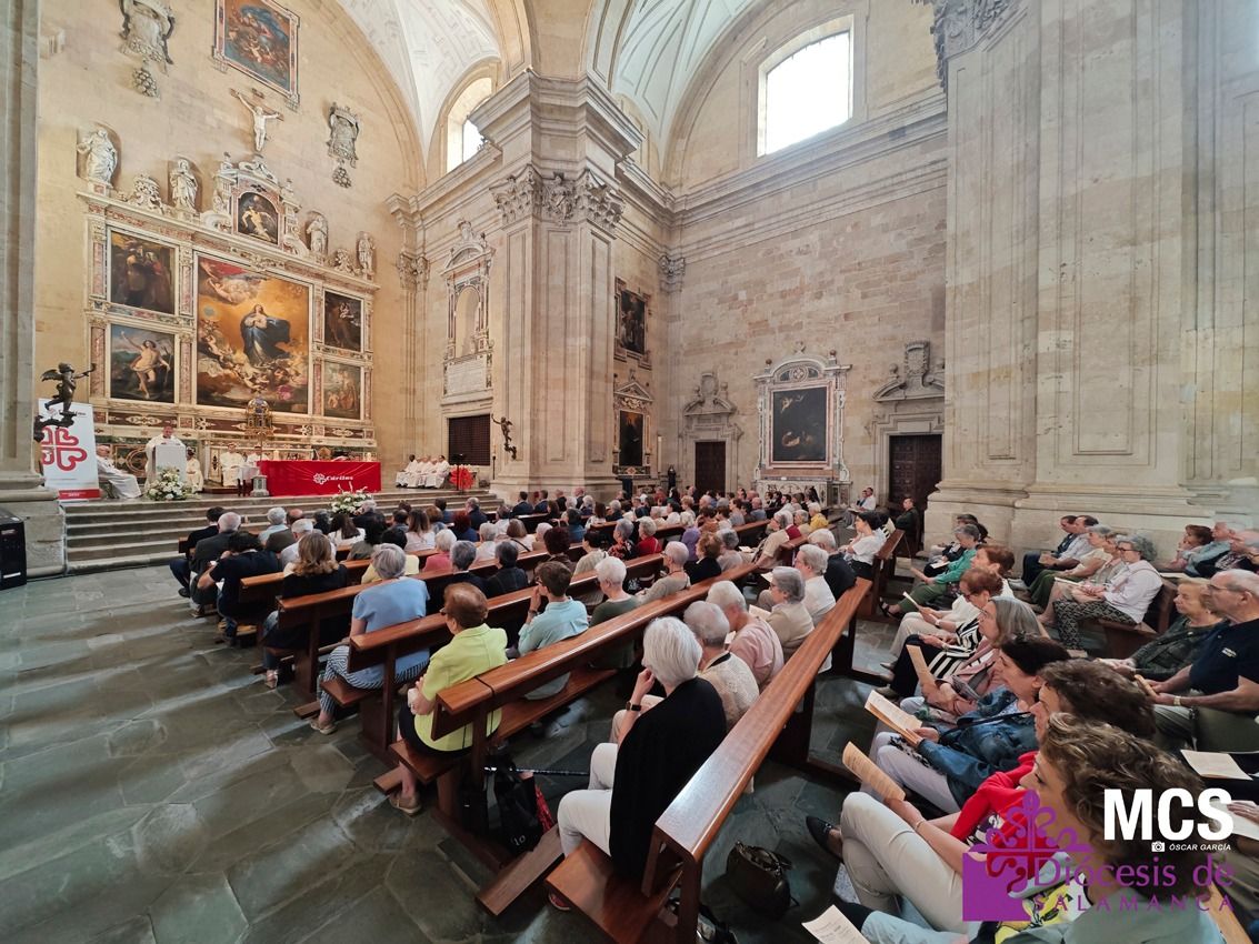 Ceremonia de entrega de la medalla pontificia en la iglesia de la Purísima de Salamanca