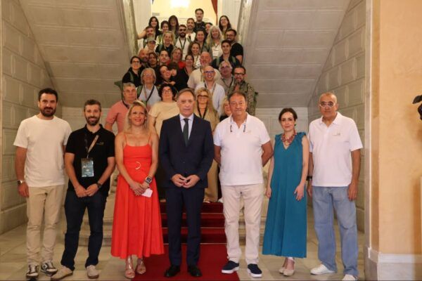 Grupo de participantes en el certamen Mejor Artesano Florista en Salamanca