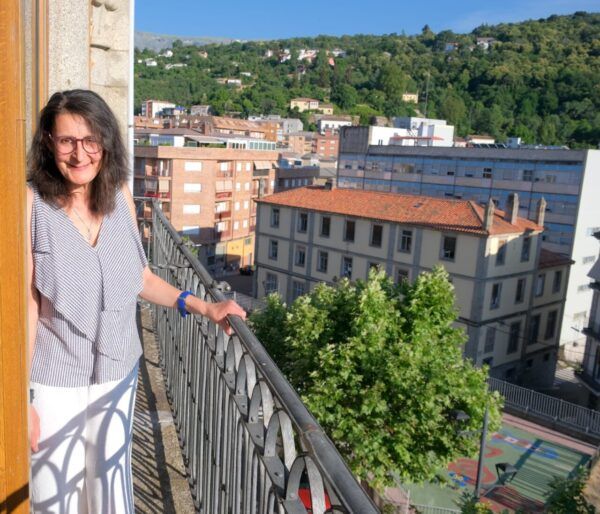 Charo Alonso posando en un balcón con vista a la ciudad de Béjar