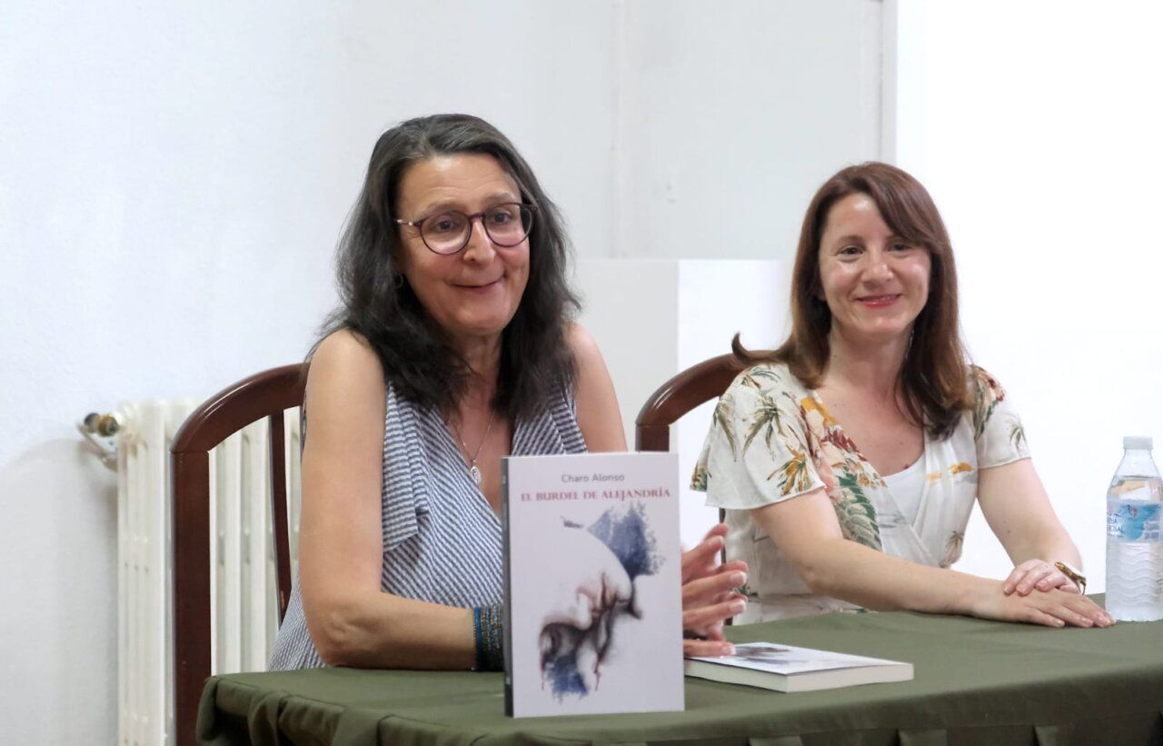 Charo Alonso presentando su nueva novela en un evento literario