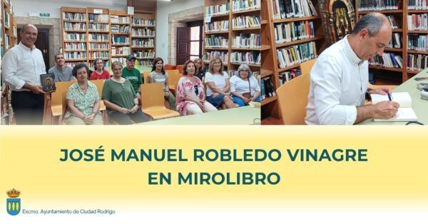 José Manuel Robledo Vinagre presentando su obra en un evento cultural
