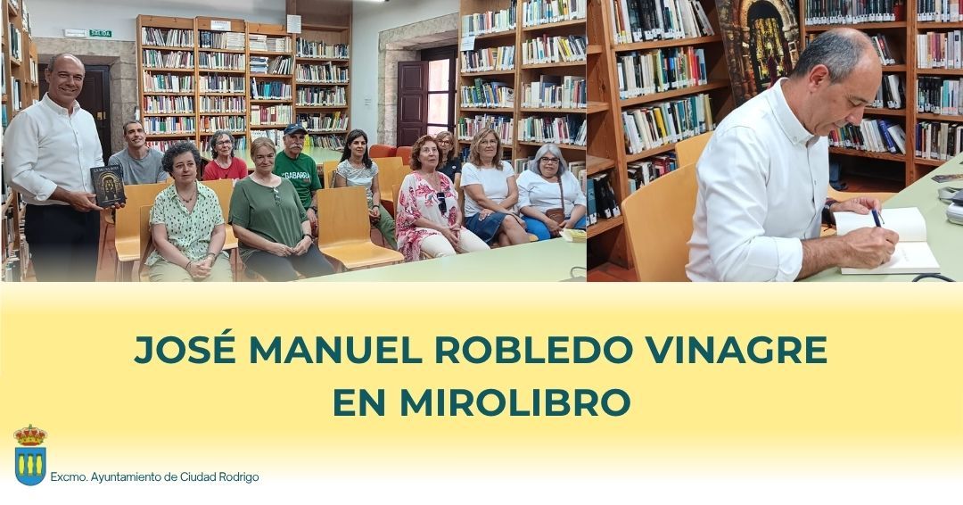 José Manuel Robledo Vinagre presentando su obra en un evento cultural