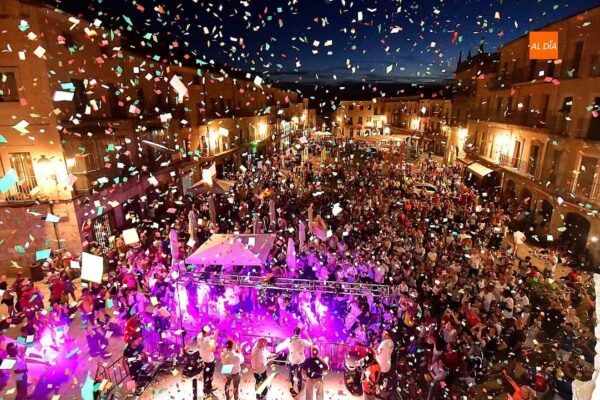 Multitud de personas celebrando en la Plaza Mayor de Ciudad Rodrigo durante un torneo de fútbol sala.