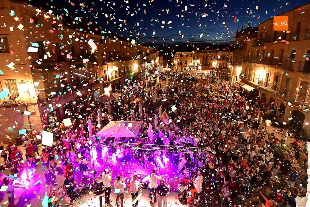 Multitud de personas celebrando en la Plaza Mayor de Ciudad Rodrigo durante un torneo de fútbol sala.