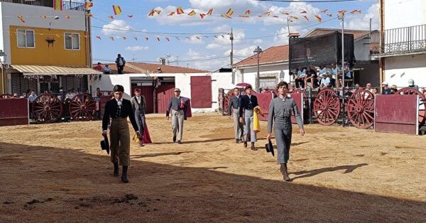 Alumnos de la Escuela de Tauromaquia en Martín de Yeltes durante una clase práctica.