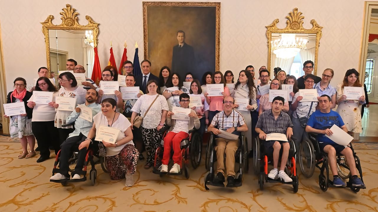 Grupo de personas con discapacidad en la clausura del curso Univerusal
