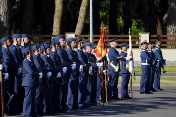 Ceremonia de clausura del curso académico en la Base Aérea de Matacán con militares en formación.