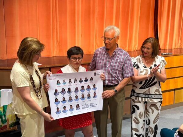 Alumnos recibiendo diplomas en la clausura del curso de Universidad Inclusiva.