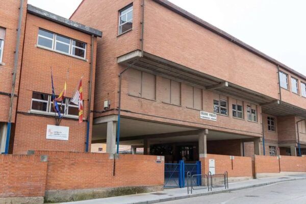 Fachada del Colegio Público Nicolás Rodríguez Aniceto en Pizarrales