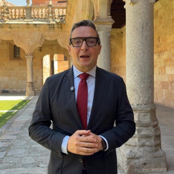 Rector de la Universidad de Salamanca presentando el Grado en Veterinaria
