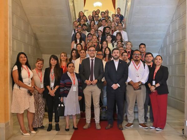 El concejal Ángel Fernández con estudiantes iberoamericanos en Salamanca