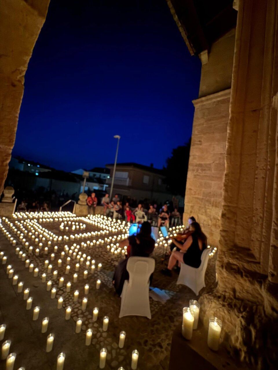 Concierto Candle Night con velas junto a la iglesia de San Esteban