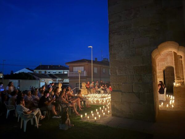 Concierto Candle Night junto a la iglesia de San Esteban iluminada por velas.
