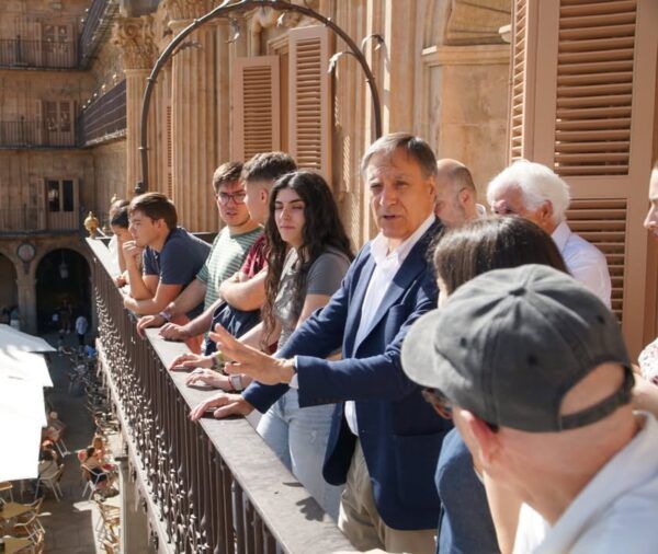Grupo de jóvenes en el balcón durante un evento cultural en Salamanca