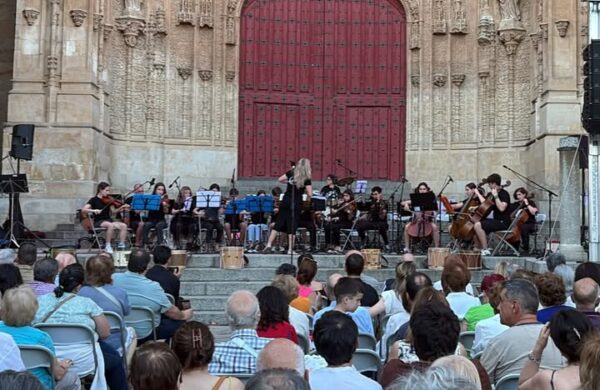 Concierto de jóvenes músicos en el Patio Chico de Salamanca durante las Fiestas de San Juan de Sahagún