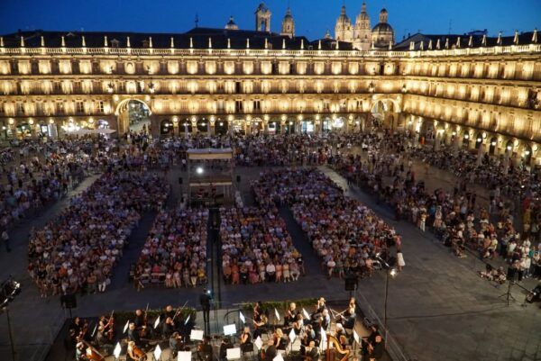 Concierto de la Orquesta Sinfónica en la Plaza Mayor con público asistente