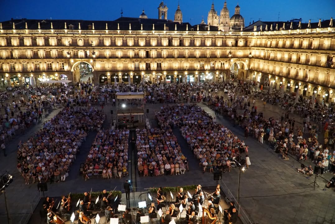 Concierto de la Orquesta Sinfónica en la Plaza Mayor con público asistente