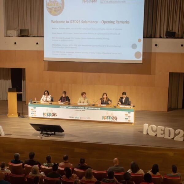 Panel de expertos en el congreso ICED26 en la Universidad de Salamanca