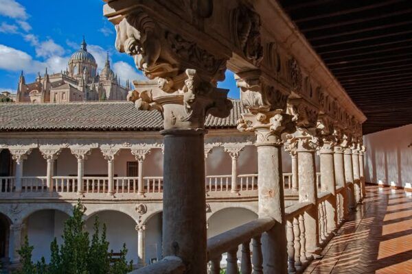 Vista del claustro del Convento de Las Dueñas en Salamanca