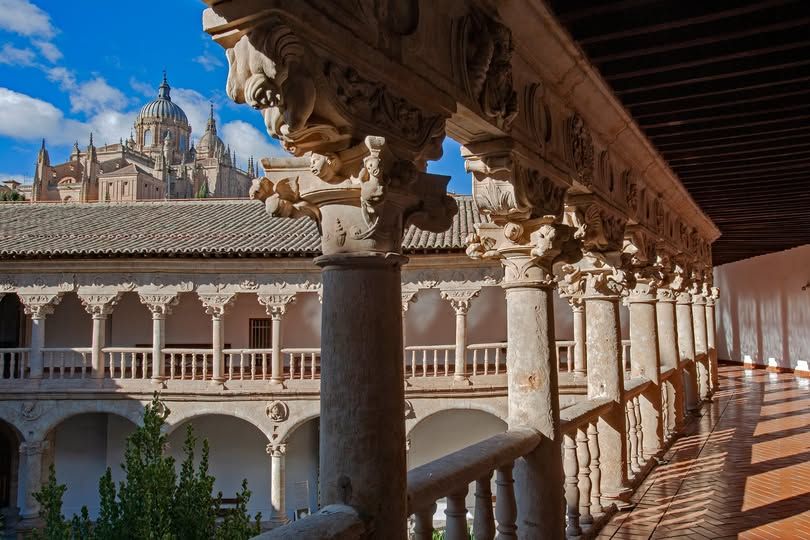 Vista del claustro del Convento de Las Dueñas en Salamanca