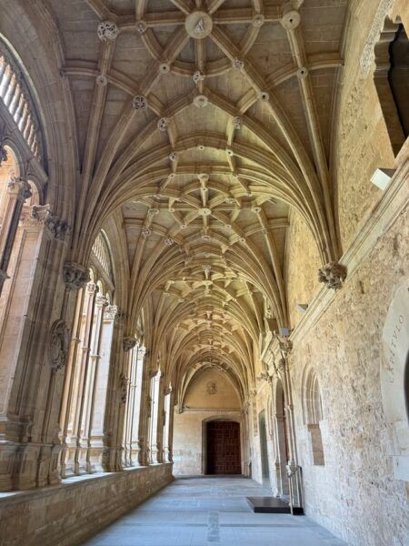 Interior del Convento de San Esteban con bóvedas de crucería