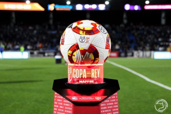 Balón de la Copa del Rey en un pedestal iluminado