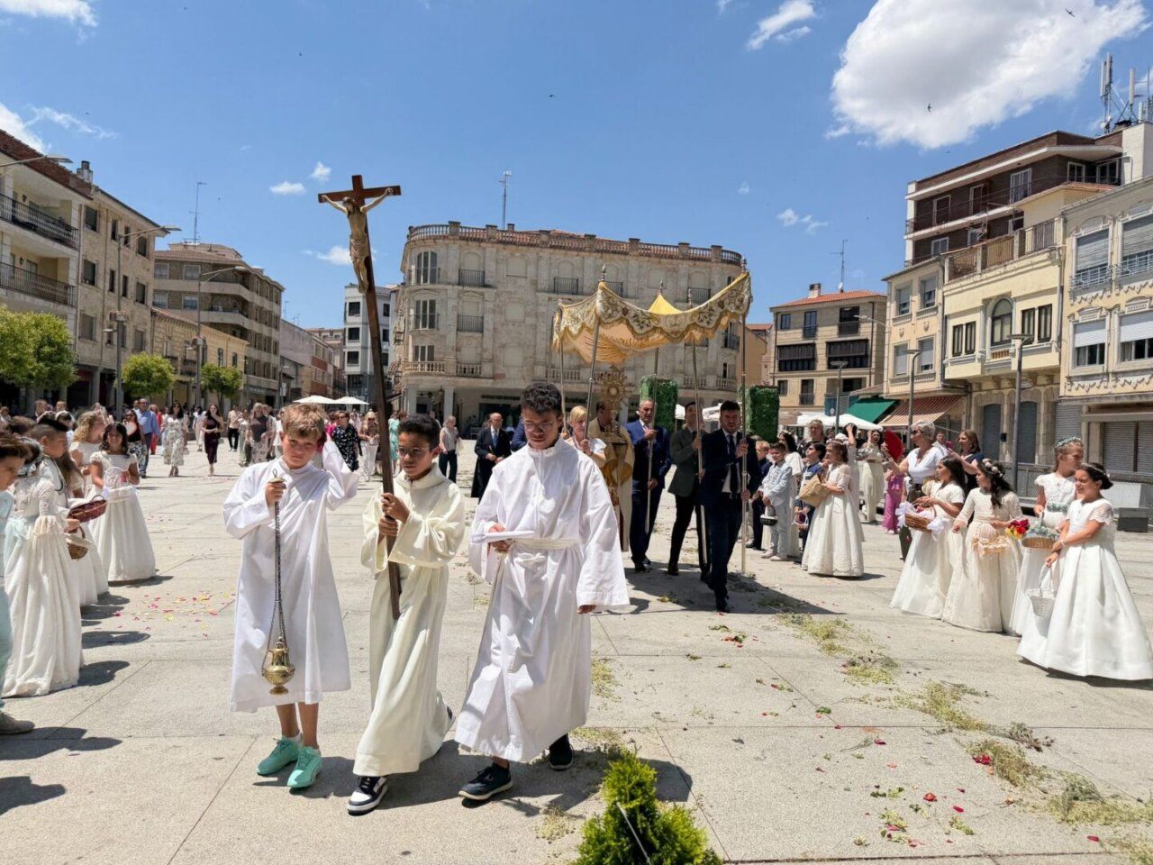Procesión del Corpus Christi en Guijuelo con niños y adultos
