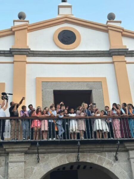 Grupo de niños en la Corte Juvenil 2026 en un balcón
