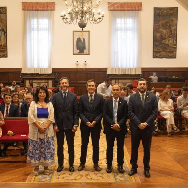 Grupo de profesionales en la 57ª edición de Cursos de Derecho en la USAL