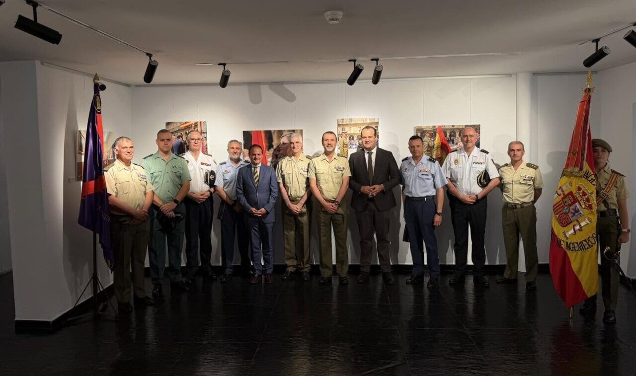 Inauguración de la exposición sobre la bandera del REI Nº11 en Salamanca