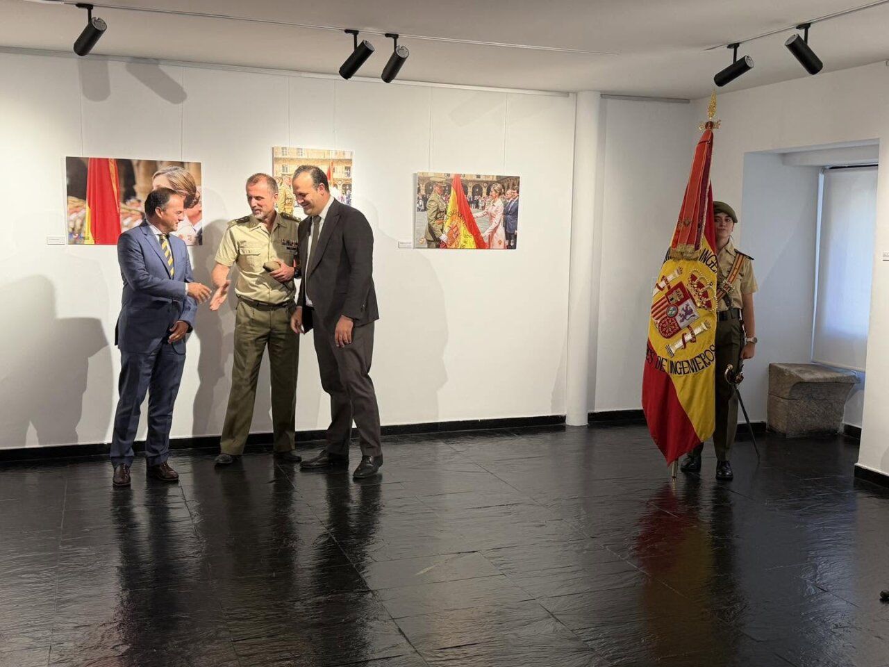 Inauguración de la exposición sobre la bandera del REI Nº11 en Salamanca