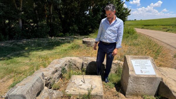 El alcalde de Villamayor observa el lugar donde estaba la escultura robada.