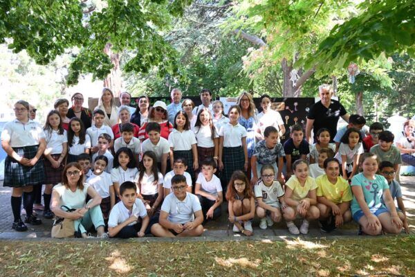 Grupo de personas y niños en el Día del Buen Trato a las Personas Mayores