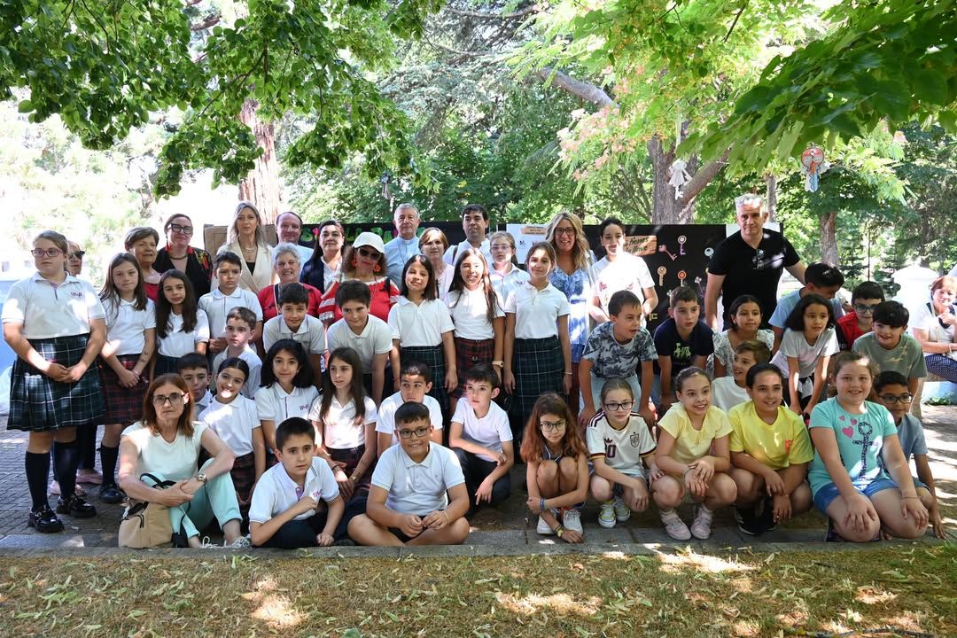 Grupo de personas y niños en el Día del Buen Trato a las Personas Mayores