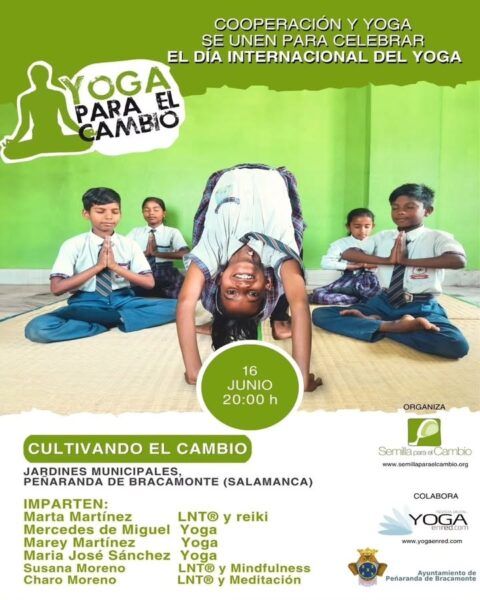 Grupo de niños practicando yoga en un evento especial en Peñaranda