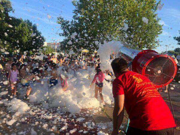 Niños jugando en espuma durante un evento familiar en Carbajosa