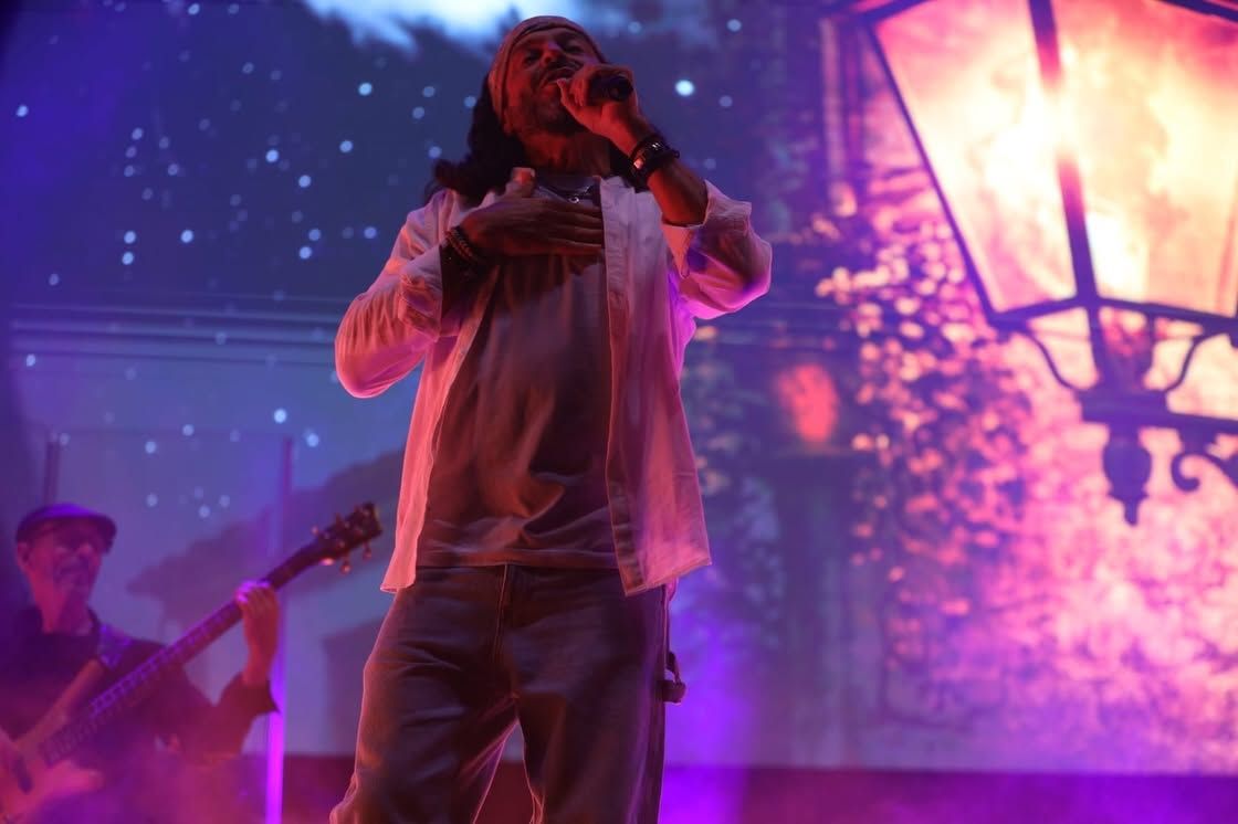 El Arrebato cantando en un concierto en Salamanca con luces de fondo.