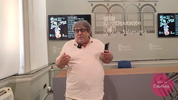 Presentador hablando sobre el ciclo Históricos con Jazz en Salamanca