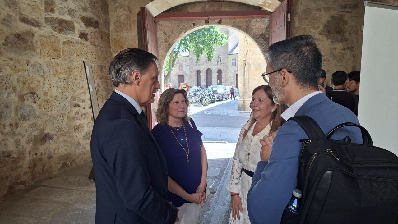 El alcalde de Salamanca conversando con pacientes oncohematológicos en un encuentro