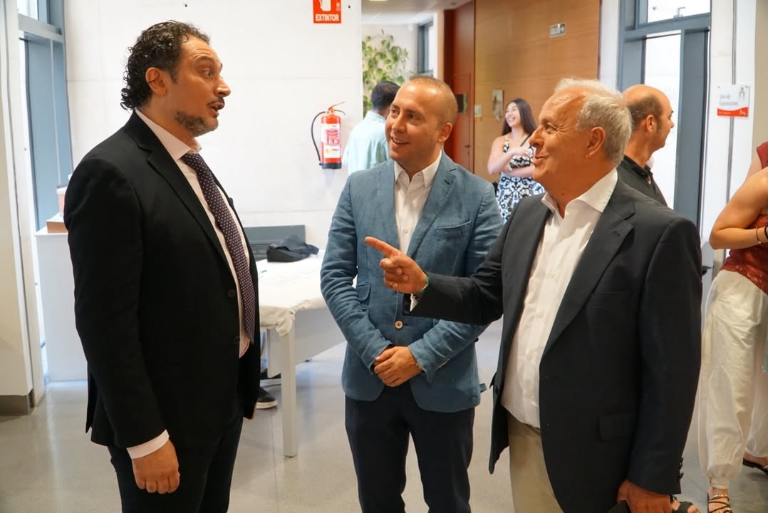 Participantes conversando en el Encuentro Educativo de Vistahermosa