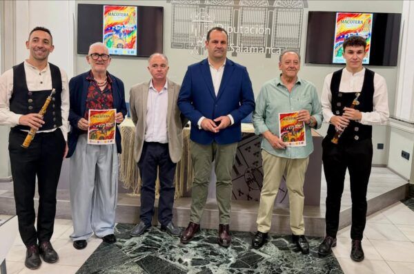 Participantes del Encuentro Internacional de Tradiciones en Macotera mostrando carteles